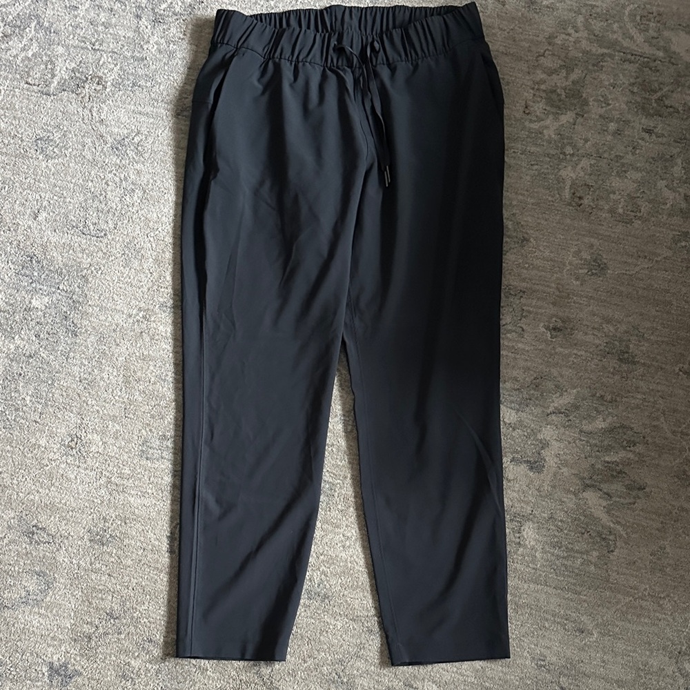 Lululemon women’s on the fly pants
Size 8
Color dark gray